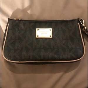 🔥🔥Michael Kors Wristlet🔥🔥